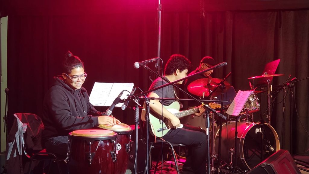 Músicos preparados para la segunda jornada de Taller Final, donde estudiantes de Composición Musical muestran sus composiciones originales