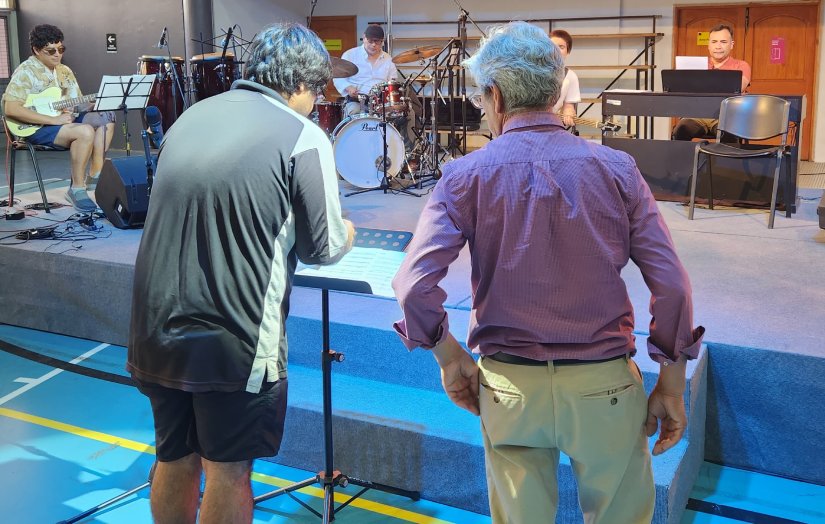 Santiago Cerda junto a estudiante en ensayo general para las presentaciones de Taller Final de Composición Musical
2023