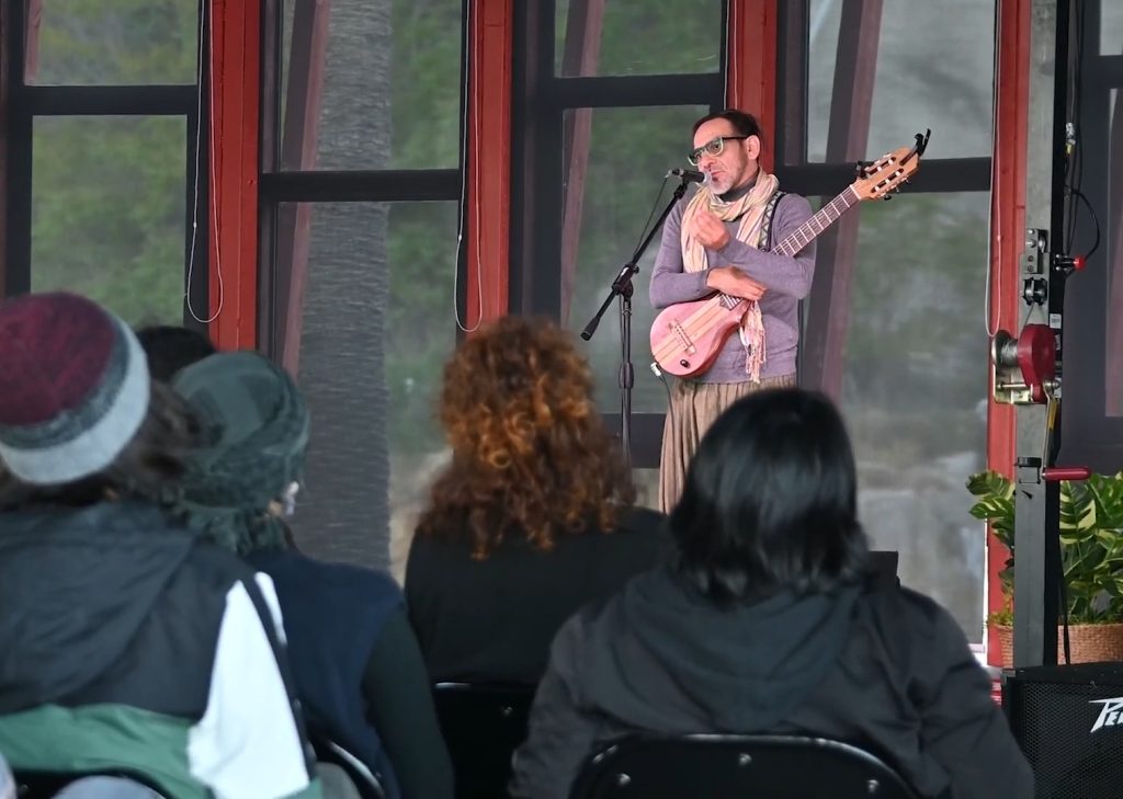 El cantautor nacional Tata Barahona realiza masterclass en el auditorio de I.P. ARCOS Valparaíso