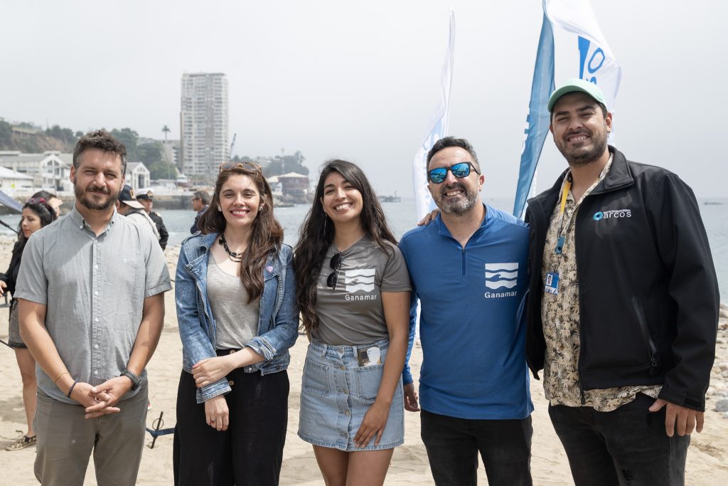 De izquierda a derecha: Tomás Albagly, director regional de ARCOS, Loreto Aravena, jefa regional de Vinculación con el Medio de ARCOS, Ana González, encargada de proyectos en Ganamar, Gonzalo Lazo, fundador de Ganamar y Lincoln Vergara, productor regional de ARCOS en la inauguración de temporada de deportes acuáticos de Ganamar.