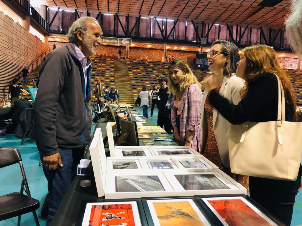El docente Elías Lizama en la inauguración de la Feria de Artes Visuales del Mes de la Creatividad en Peñalolén 2022, junto a autoridades del Ministerio de las Culturas.