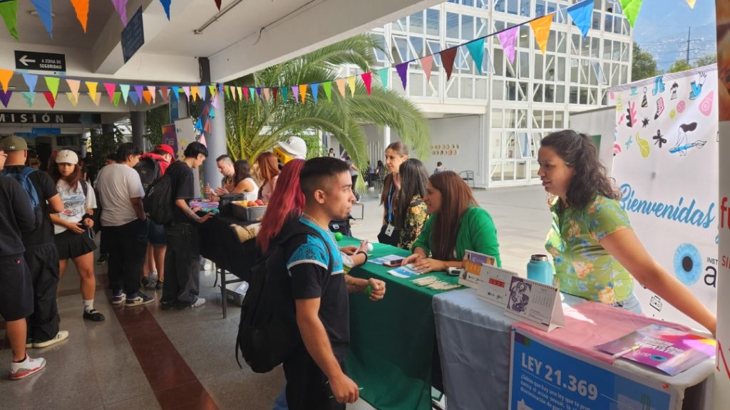 Stand informativo para dar la bienvenida a los estudiantes en ARCOS