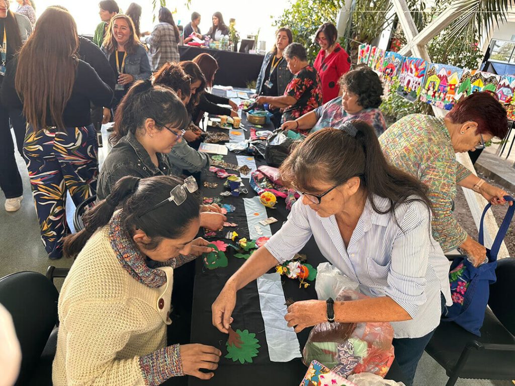 Taller de Colectivo de Mujeres Arpilleras de Lo Hermida, Peñalolén en Ceremonia 8M I.P. ARCOS.