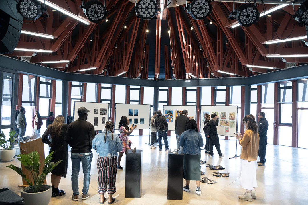 plano amplio del Auditorio del Instituto Arcos de Valparaíso, personas observando las obras de arte
