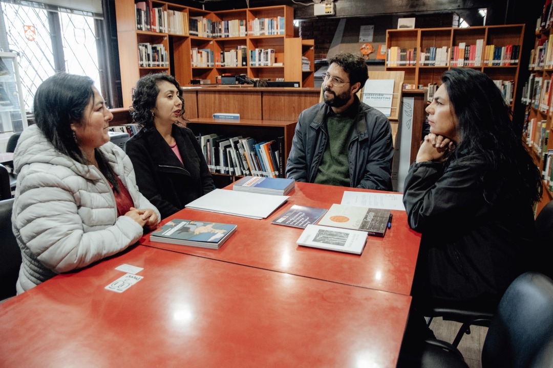 Biblioteca Arcos Viña del Mar, sentados en una mesa: Melisa Jaimes y Viviana Zúñiga de UPLA junto a Ignacio Aguirre y Margarita Soto de Instituto ARCOS