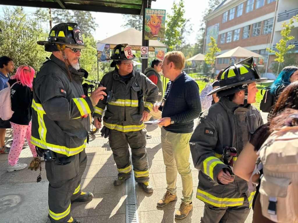 Bomberos de Ñuñoa, Bomba Peñalolén.
Durante el simulacro en ARCOS