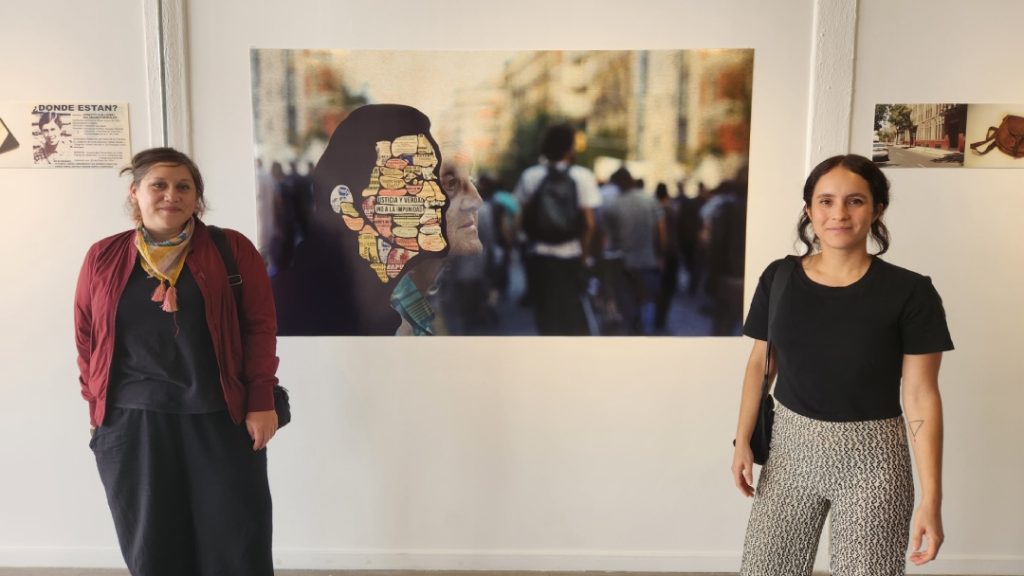 Carolina Egaña y Daniela Contreras, en la inauguración de Memoria del Panfleto.