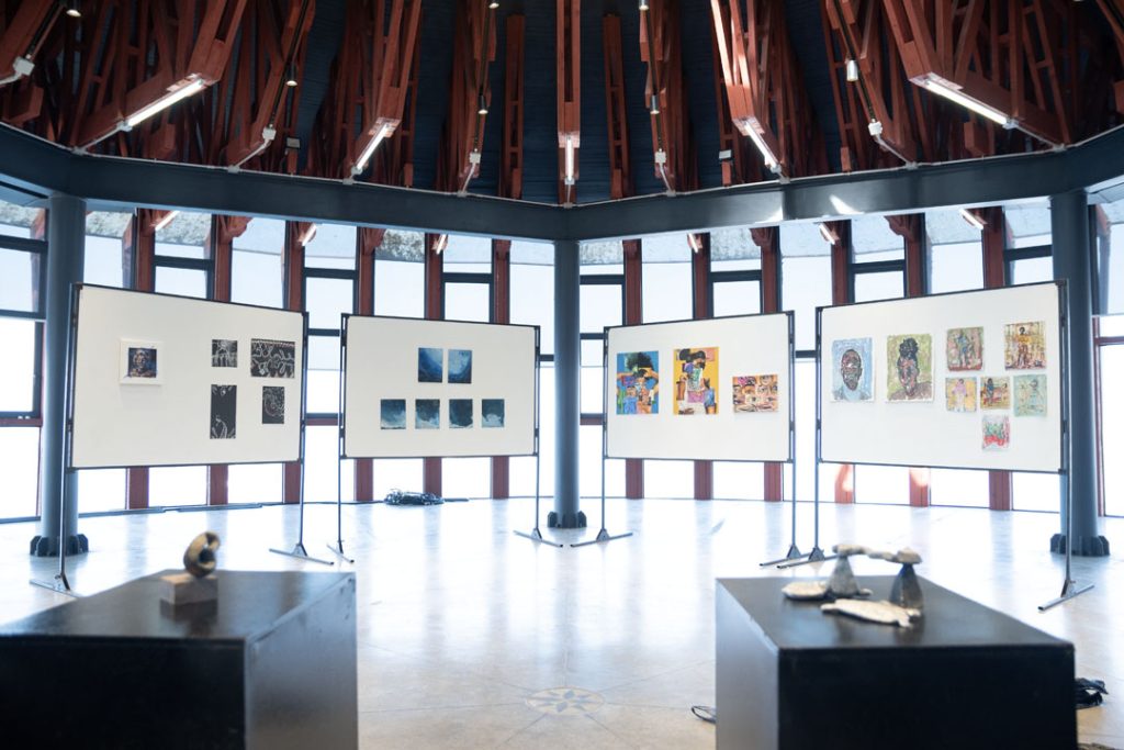 Auditorio del Instituto Arcos, esculturas y paneles con obras de pintura