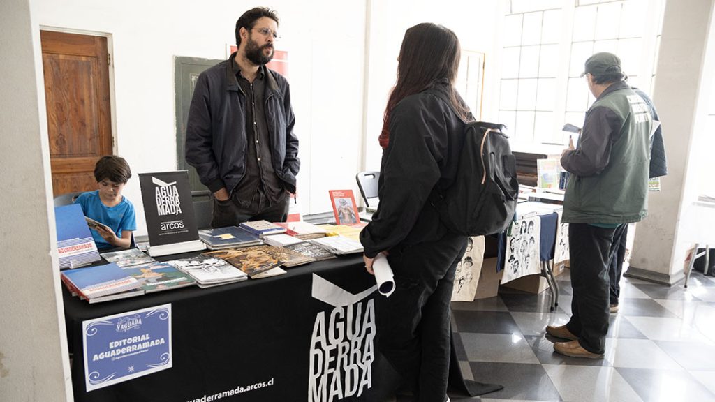 Ignacio Aguirre, director de la editorial Aguaderramada en stand con libros