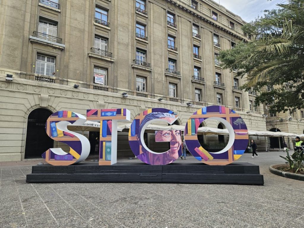 Letras de STGO intervenidas y pintadas por estudiante de ARCOS con Gabriela Mistral como motor