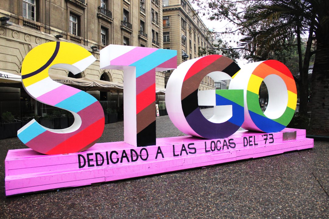 Letras de STGO intervenidas y pintadas por estudiante de ARCOS