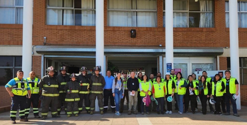 Líderes de evacuación junto a bomberos durante el simulacro