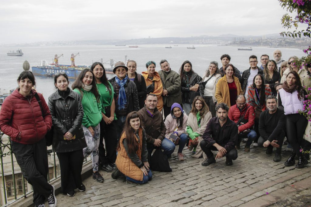 fotografía Integrantes MICSUR 2024 en cerros de Valparaíso con vista al mar