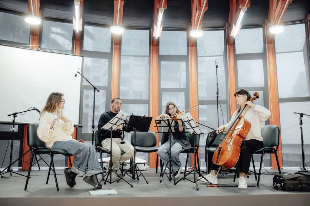 4 integrantes de la Joven Orquesta Nacional de España en el escenario del auditorio Arcos Campus Valparaíso