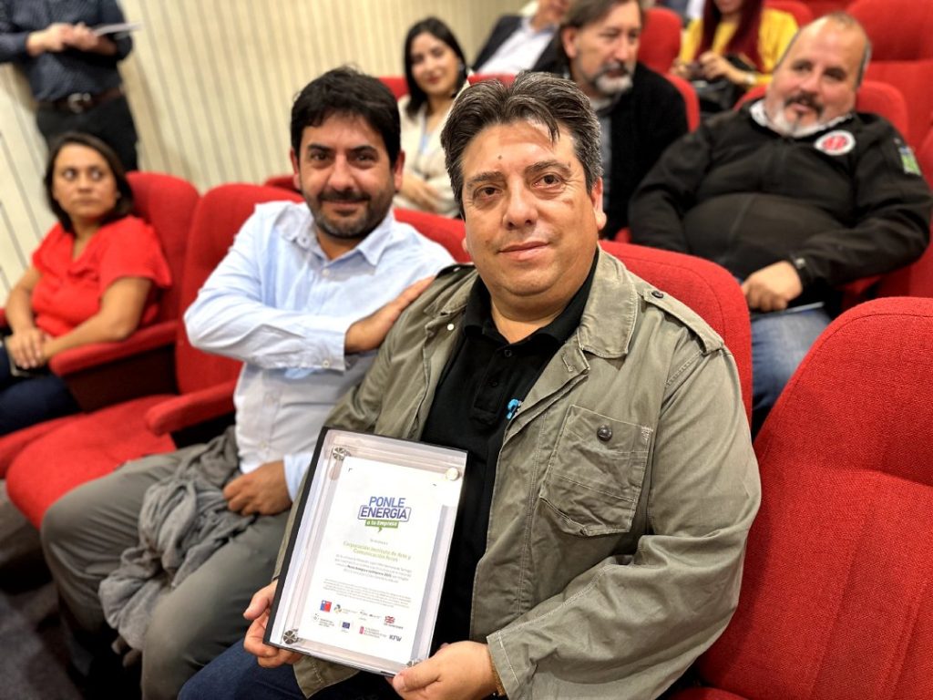 Pablo Vera y Daniel Maureira con el premio del evento Ponle Energía a Tu Empresa