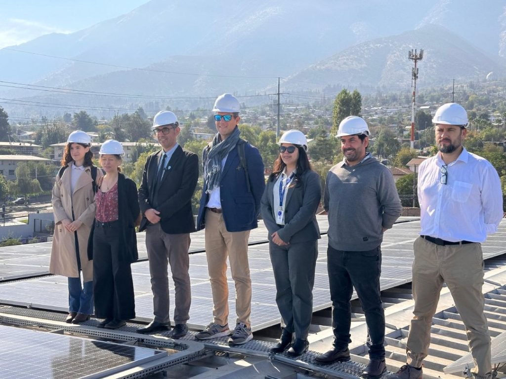 Seremi de Energía de la Región Metropolitana junto a miembros de la Unión Europea en su visita a la planta fotovoltaica de ARCOS.