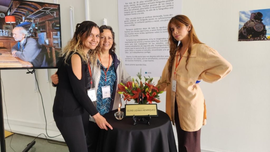 Tamara y Florencia Lizama junto a su madre con la placa conmemorativa del nuevo Estudio "Elías Lizama Henríquez"