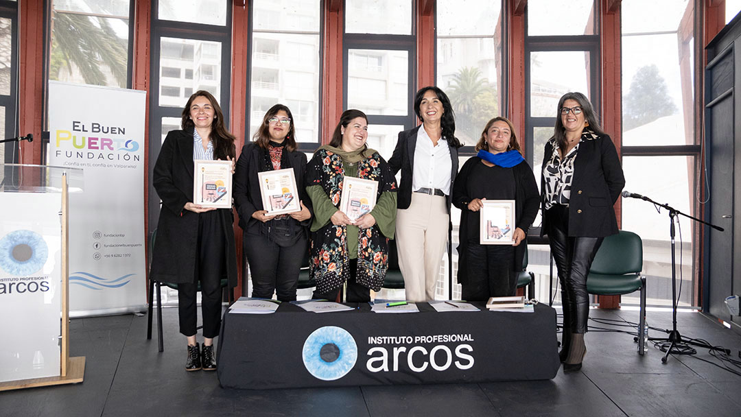 escenario del auditorio del Instituto Arcos de Valparaíso, mujeres participantes de la charla con