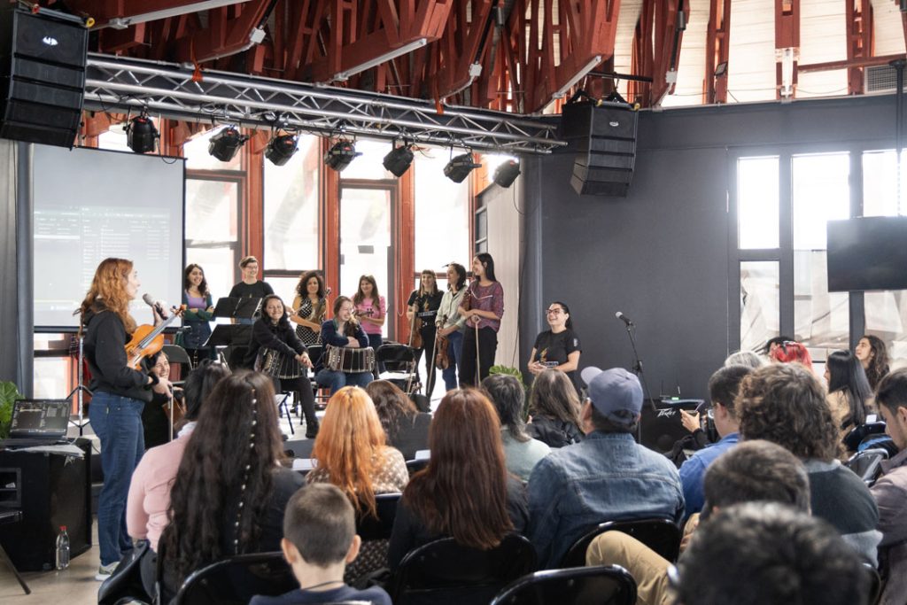 Auditorio ARCOS Campus Valparaíso, Orquesta en el escenario y público sentado