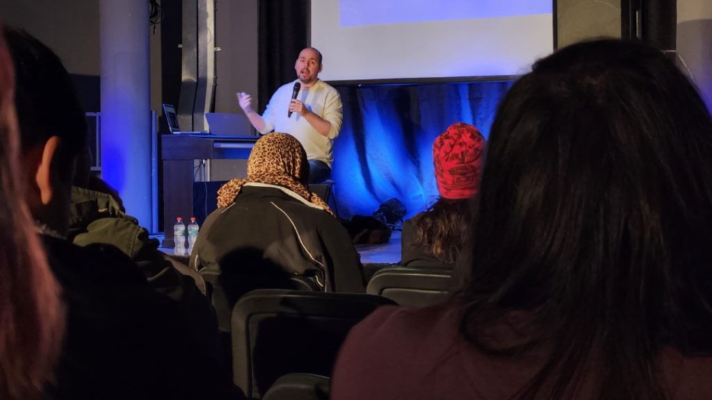 Adolfo Mendonça durante su charla a estudiantes de la Escuela de Sonido y Música de ARCOS