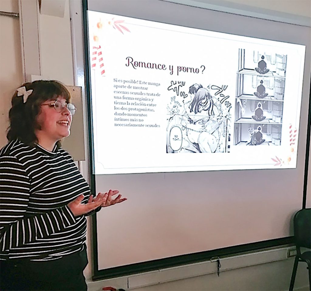 Estudiante Amanda Miranda realiza presentación sobre Hentai en Electivo de Ilustración.
