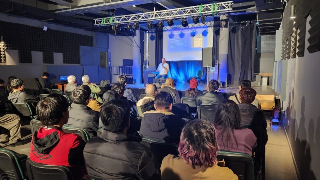 Charla del músico Adolfo Mendonça en el Instituto Profesional ARCOS