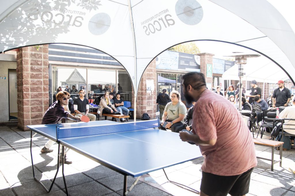 estudiantes jugando ping pong en patio central de I.P. ARCOS Viña del Mar