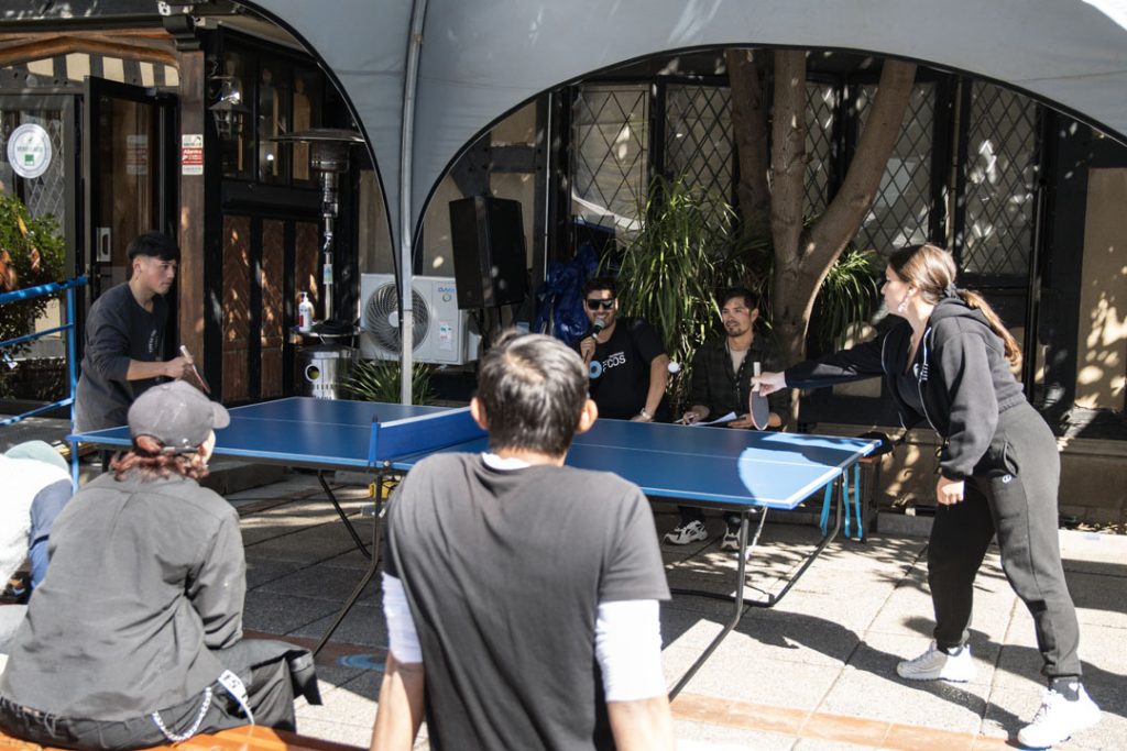 estudiantes jugando ping pong en patio central de I.P. ARCOS Viña del Mar