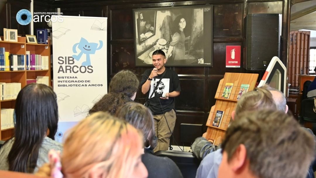 Estudiante recitando poemas frente a publico en biblioteca ARCOS Viña del Mar