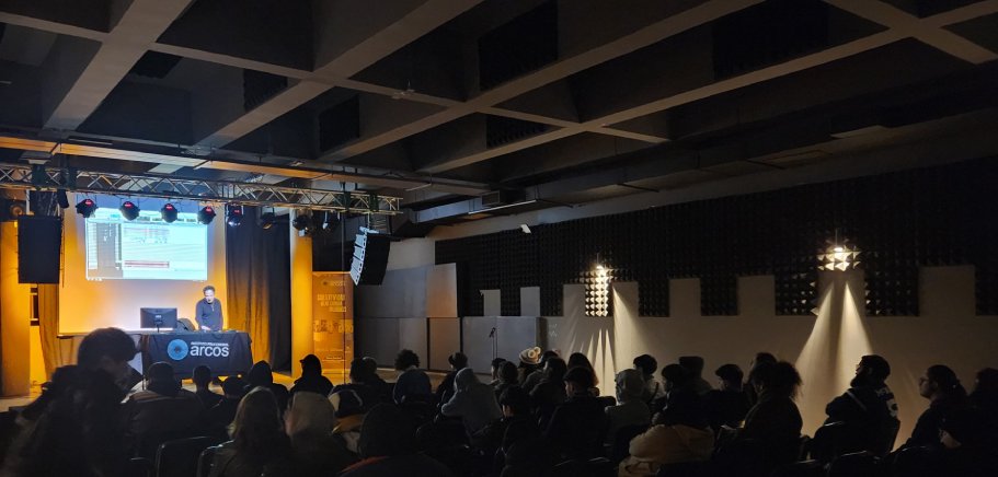 Carlos Barros durante su charla en el Instituto Profesional ARCOS