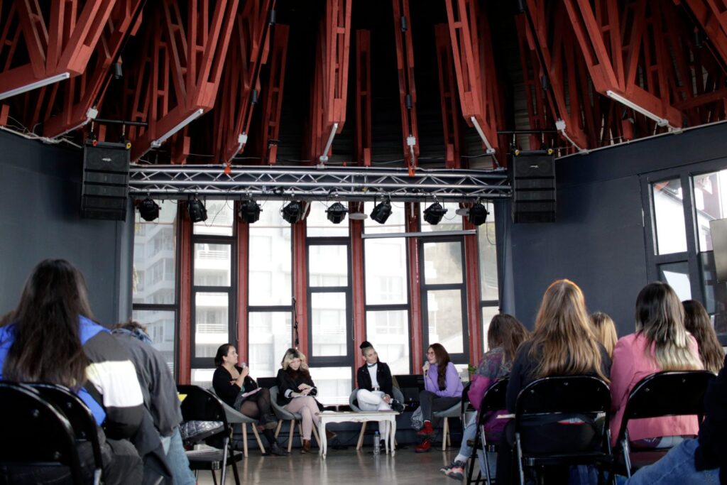 Conversatorio de la segunda Escuela de Autogestión para Mujeres de la música en ARCOS Valparaíso, ecosistema musical