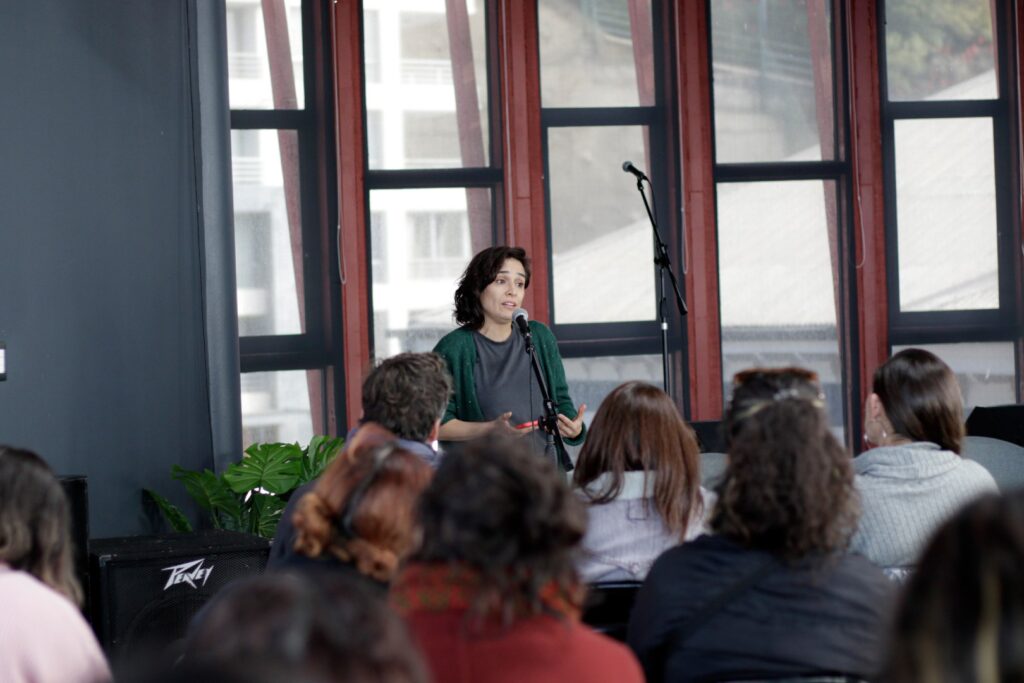 Paola Ruz, gestora cultural y parte del equipo de la Escuela. Coordinadora del evento. En ARCOS Valparaíso, ecosistema musical