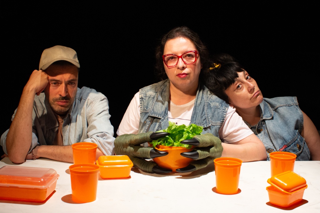 Bárbara Vera, Coca Miranda y Omar Morán, docentes de ARCOS y elenco de Animales de Trabajo.