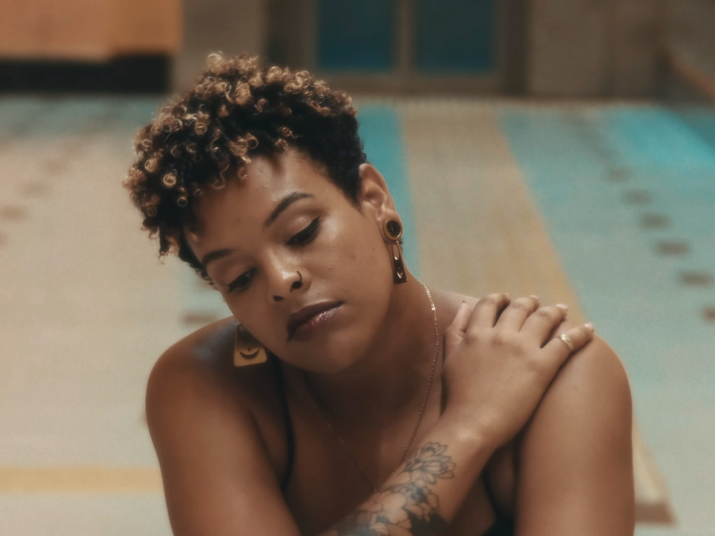 Ofelia Munizaga, mejor conocida como Ofelia Hayde, y su videoclip Ventanas Entreabiertas.