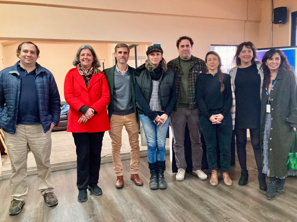 José Tomás Bretón, Corporación del Patrimonio Ferroviario; Bárbara Göpfert, Corporación Regional de Turismo; Ricardo Gazitua, EFE Valparaíso; Alexandra Garin y Mauricio Cifuentes, Valparaíso Creativo; Daniela Gutiérrez, Trenzando; Gloria Murcia, líder del proyecto; y Luciana Pérez de EFE Valparaíso, en reunión de Trenzando