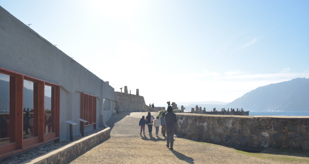 Estudiantes de Turismo Sustentables ARCOS en visita a ex Ballenera de Quintay