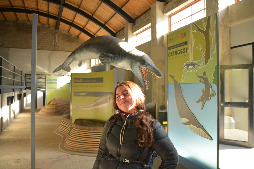 Estudiante de Turismo Sustentable en ARCOS durante su visita a la ex Ballenera de Quintay