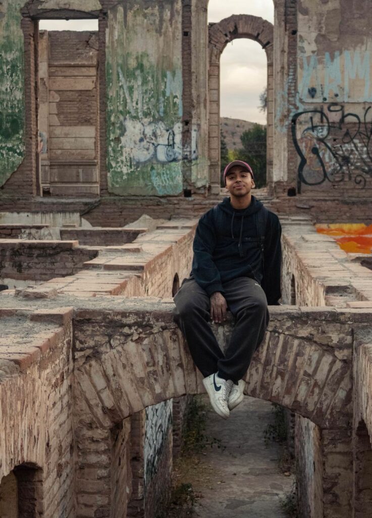 Franko Zúñiga, estudiante de Cine ARCOS durante exploración a lugar abandonado