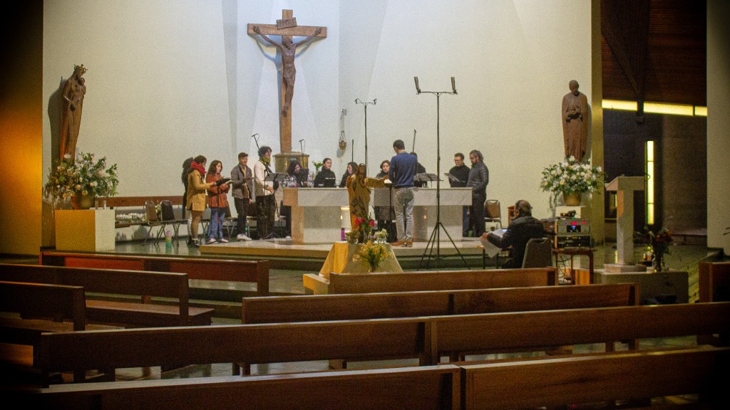 Grabación por primera vez del réquiem La Messa di Morti a 4 por parte de coro de Cámara de la Universidad Católica registro audiovisual por estudiante de ARCOS