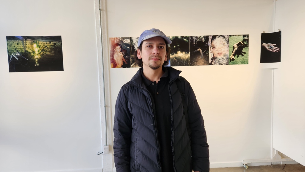 Hans Castro, titulado de ARCOS presentando "Ciénaga" en la Fotogalería del Instituto.