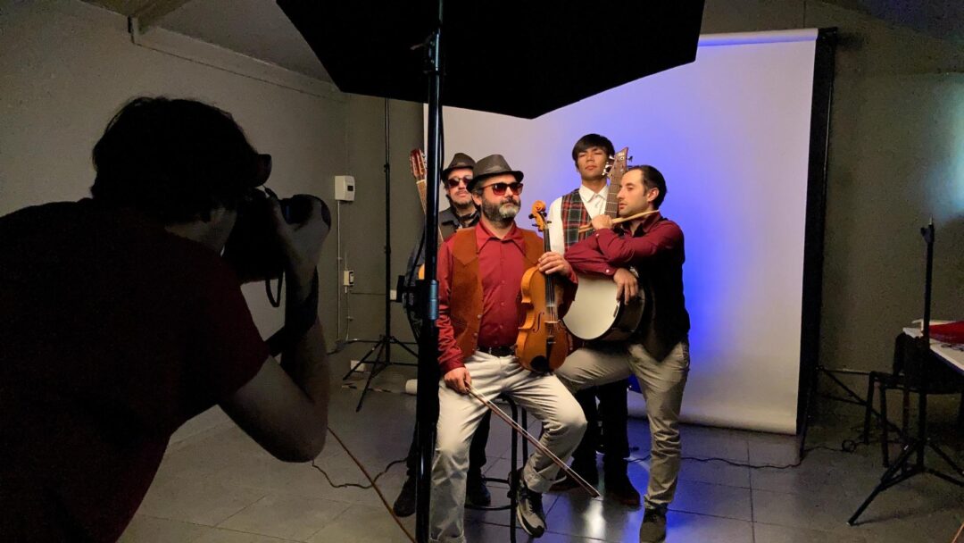 Manush, uno de los ganadores a la convocatoria Sello ARCOS 2023. Durante sesión fotográfica en la Sede de Viña del Mar