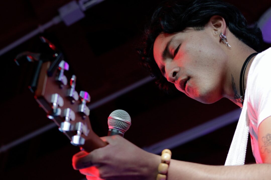 Estudiante en evento de Escuela de Sonido y Música ARCOS.