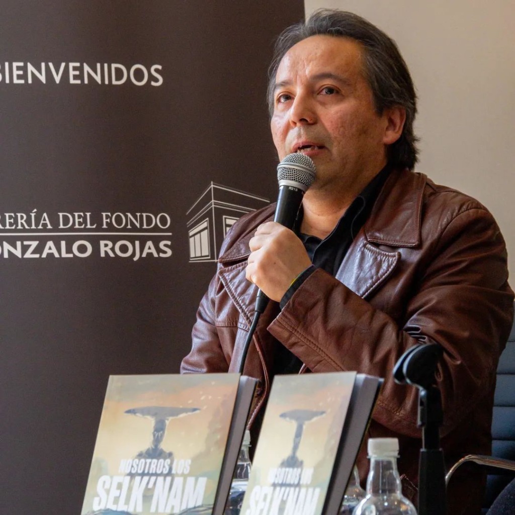 Rodrigo Elgueta, reconocido Ilustrador en el lanzamiento de su novela gráfica documental, Nosotros los Selk'nam