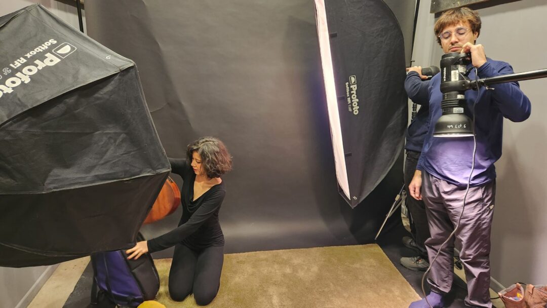 Sandra Aguilera, una de las ganadores de la convocatoria Sello ARCOS 2023 durante su sesión fotográfica en el Instituto