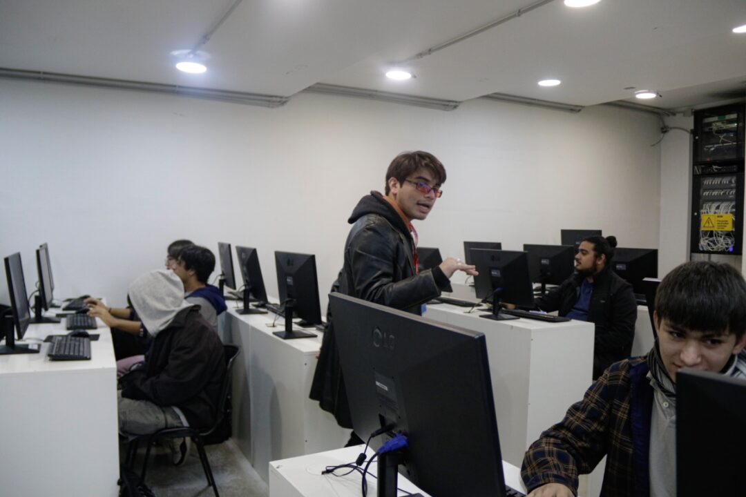 TALLER DE VIDEOJUEGOS EN ARCOS PUERTAS ABIERTAS JUNTO AL LICEO ARTÍSTICO GUILLERMO GRONEMEYER A CAMPUS VALPARAÍSO