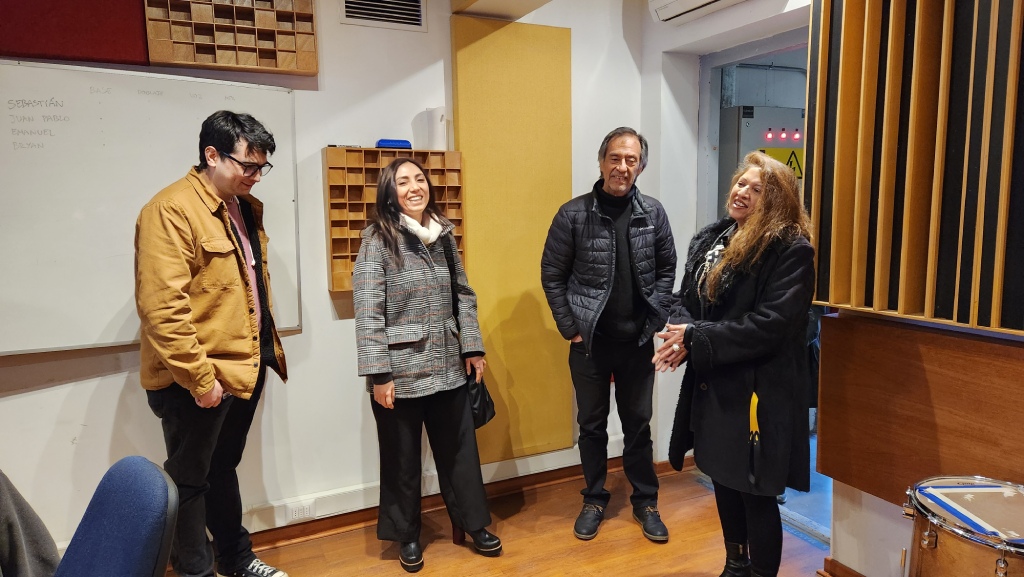 Hanz Abaroa; Silvana de los Heros; Héctor López y Ximena Duarte. En los estudios de grabación del Instituto
