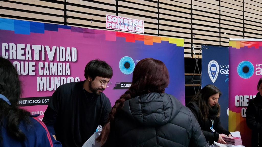 Equipo de admisión ARCOS en el decimotercera Feria de Educación Superior en Peñalolén
