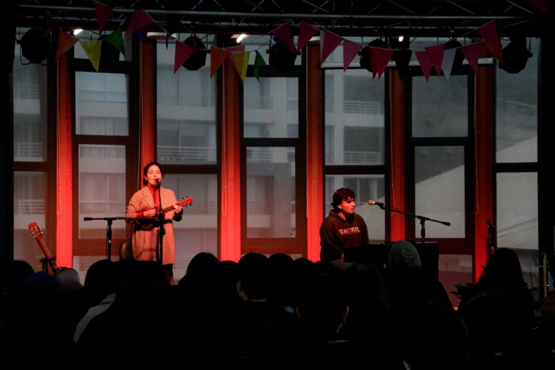 CON MÚSICA Y TALLERES CREATIVOS, ESTUDIANTES SECUNDARIOS DISFRUTARON VISITA A ARCOS VALPARAÍSO