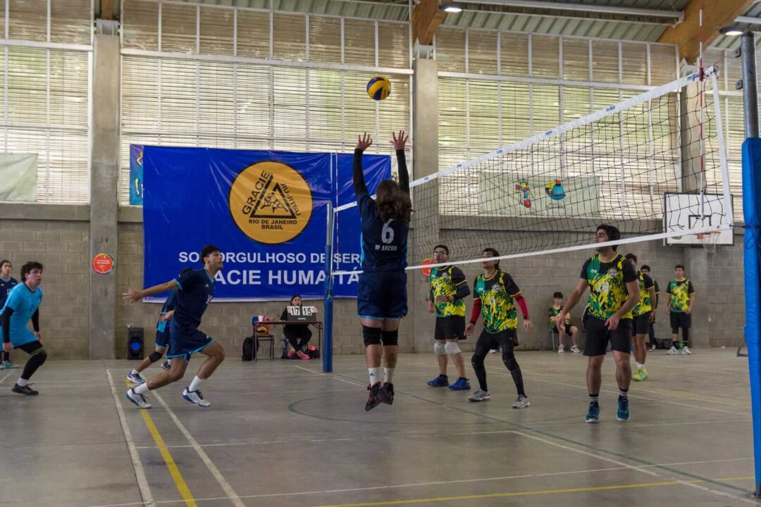 Diego Soto, estudiante de Producción Musical en ARCOS, durante juego de voleibol en Valparaíso