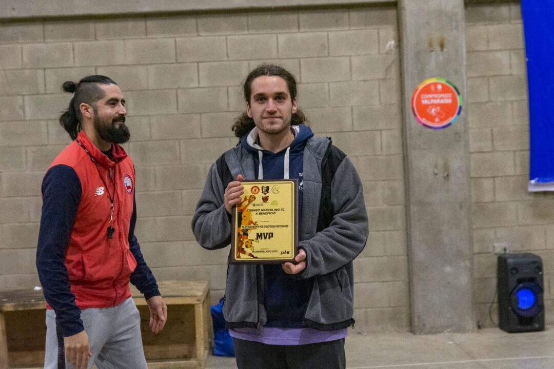 Diego Soto, estudiante de Producción Musical en ARCOS recibiendo el premio al MVP en torneo de Voleibol en Valparaíso